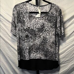 NWT Stylish Women's Black and White Animal Print Blouse (BIN3)
